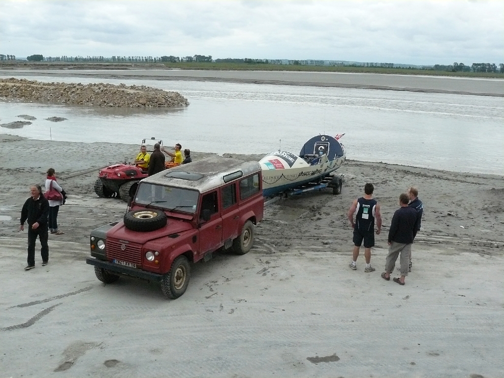20120703 M2M Mont to Mount Row 063.JPG - Christopher Long's Land Rover holds the trailer as the water rapidly rises and the boat can be floated away.